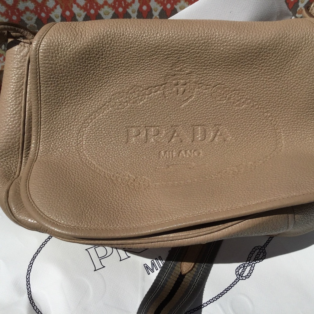 Prada Vit. Daino Crossbody in color Cammeo